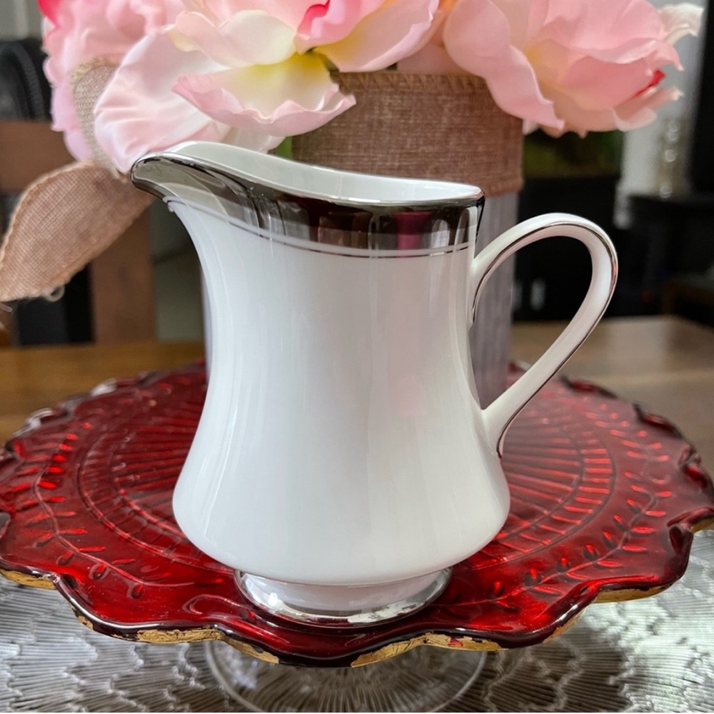Creamer Victoria White Black Platinum Band